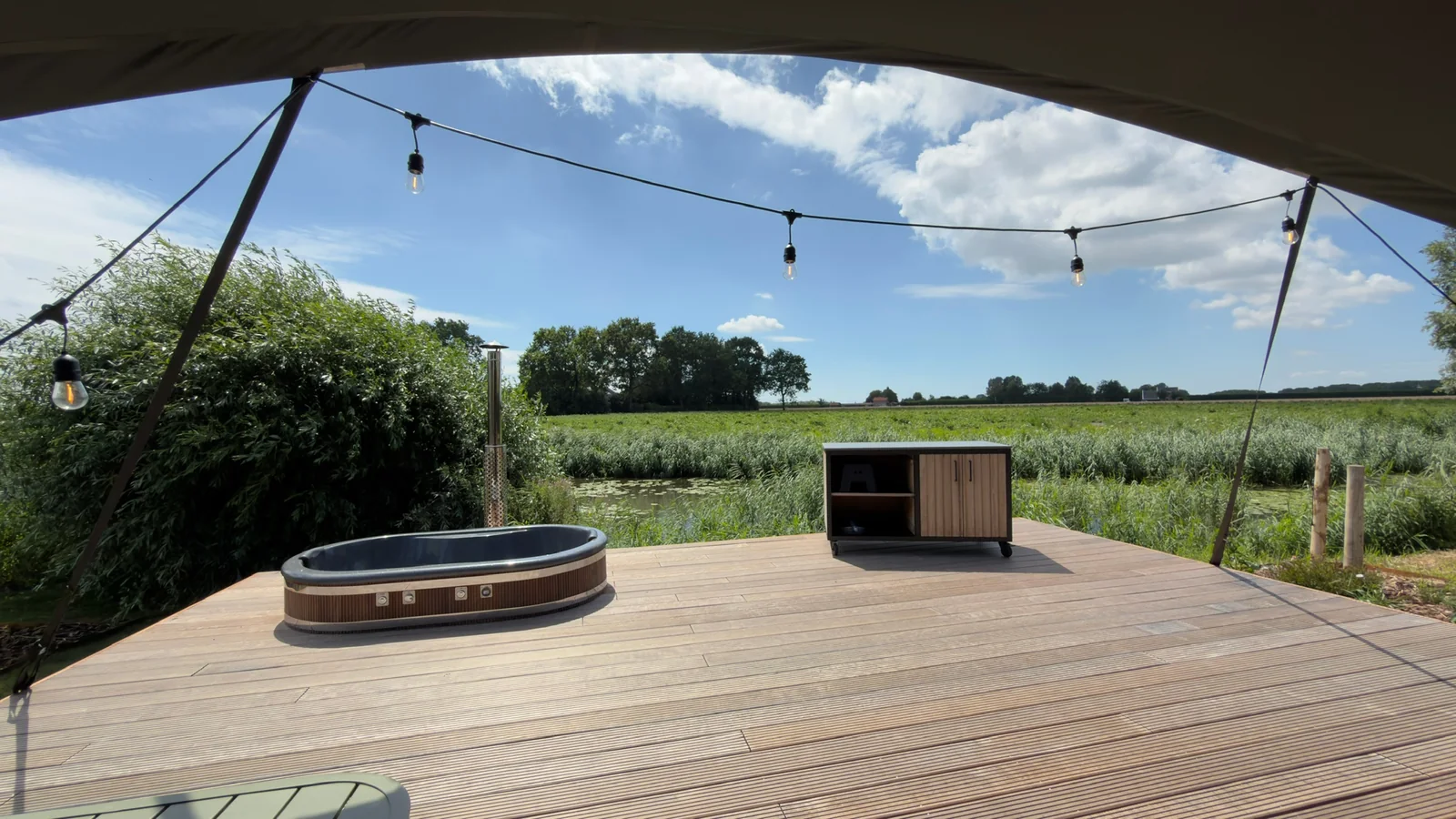 Wellness op het terras met uitzicht over de natuur bij Cruyslandse Kreken